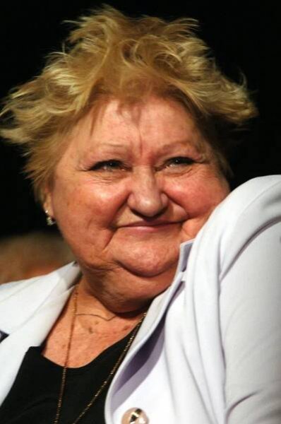 Ve strašnickém krematoriu se s ní rozloučil kromě manžela, dcery a několika herců i její dlouholetý kamarád herec a dabér Dalimil Klapka slovy: „Celý život jsi povídala a povídala. Nebyla jsi k zastavení. Dnes je to poprvé, co mi neskáčeš do řeči. Bohužel.“ (Zde při převzetí ceny za dabing, 2007)