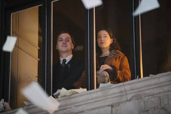 Babylon Berlín - Epizoda 12 - Z filmu - Lars Eidinger, Hannah Herzsprung