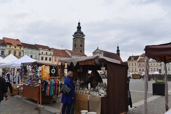 V Budějovicích začaly jarní trhy. Podívejte se, kolik dáte za občerstvení