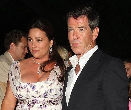 Agent 007 Pierce Brosnan zachránil svět, ale ňadra své ženy neuhlídal!