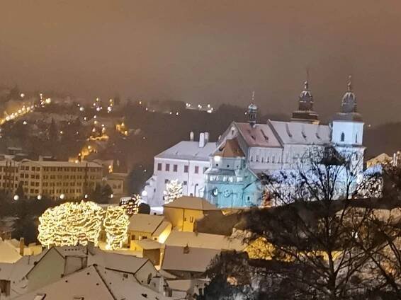 Procházka zasněženým městem. Vánoční Třebíč pocukrovaly sněhové vločky