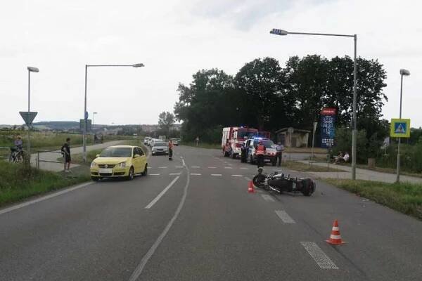 U Uherského Brodu havaroval nepozorný motorkář. Naboural do stojícího vozidla - ZLIN.CZ