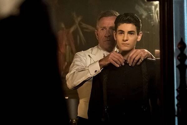 Gotham - Ti s maskami - Z filmu - Sean Pertwee, David Mazouz