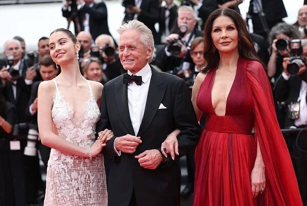 2023. Na festivalu v Cannes s rodiči pyšně pózovala i dcera Carys