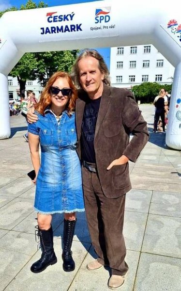 Uhynulí psi Kobzy či Maláčová s Labubu: Kýč i nechuť u voličů! Politolog varuje před bizáry v kampani
