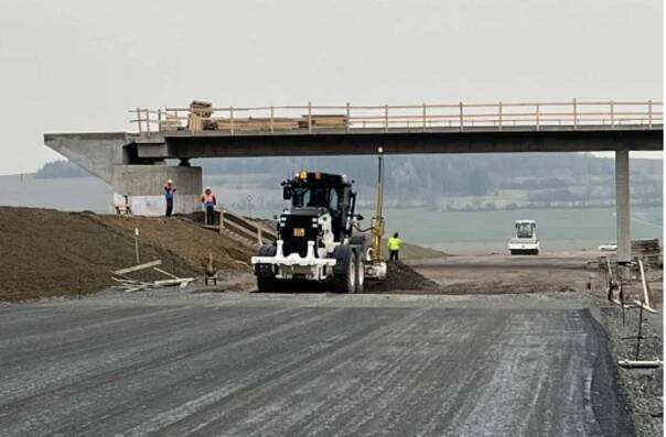Změna na trase do Prahy: Část nové dálnice D4 se od pondělí řidičům zprovozní