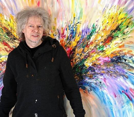 ... gerade fertig gemalt: Peter Nottrott mit Golden Wings XL 4