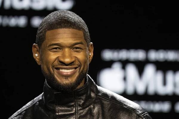 Usher poses for photos