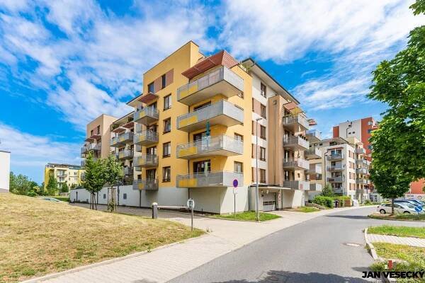 Prodej bytu 3+kk s balkónem, 2 garážová stání a sklep, 90 m2, Bermanova 1007/11,, Praha 9 - Čakovice