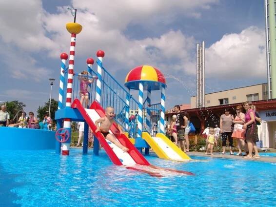 Sezona začala. Koupaliště v Krumlově otevřelo. Lidé si připlatí o padesát korun