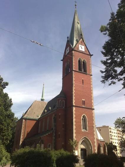 Soubor:Červený kostel Trnovany.jpg – Wikipedie