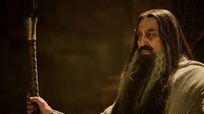 Je to Saruman? Tvůrci seriálového Pána prstenů se oficiálně vyjádřili k identitě temného čaroděje