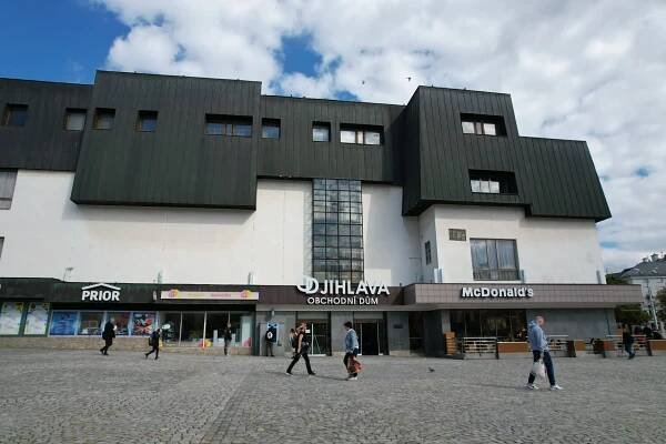 Téhle stavbě už zvoní hrana. Češi ji považují za ostudu architektury a nejradši by ji navždy smazali z mapy