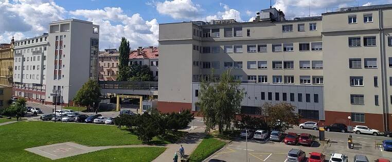 Brněnská Úrazová nemocnice je v krizi. Chirurgové popisují nátlak, ředitel nařčení odmítá