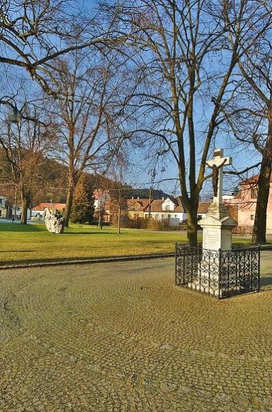 Soubor:Kříž vedle kostela Panny Marie Bolestné, Sloup, okres Blansko.jpg