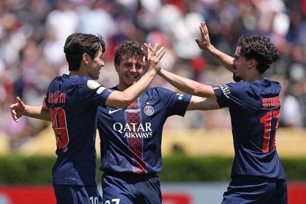 PSG players celebrate after beating Atletico Madrid