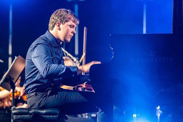 Zahrál už i na zimním stadionu! Všestranný pianista a milovník českých železnic Matyáš Novák