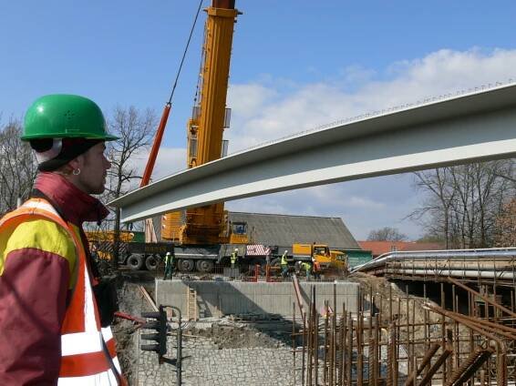 Obrazem: Na pilíře posadili tři sta tun betonu