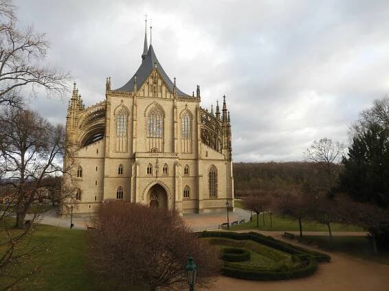 V zahradě Galerie Středočeského kraje prší vždy, když fouká vítr