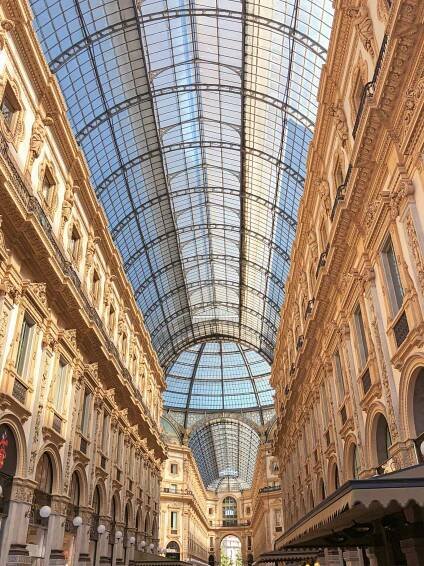 bezplatná Vertikální Záběr Galleria Vittorio Emanuele Ii V Miláně, Itálie  Základová fotografie
