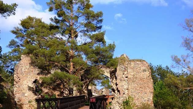 Hrad u Kamýka nad Vltavou má hned tři jména: Kamýk, Vrškamýk či Hunec