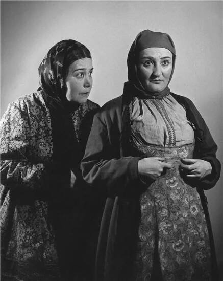 Revisor - 18.02.1948, Milada Smolíková (Kaprálova žena), Marie Ježková (Fevronja P. Pošlepkinova) Foto: Josef Heinrich