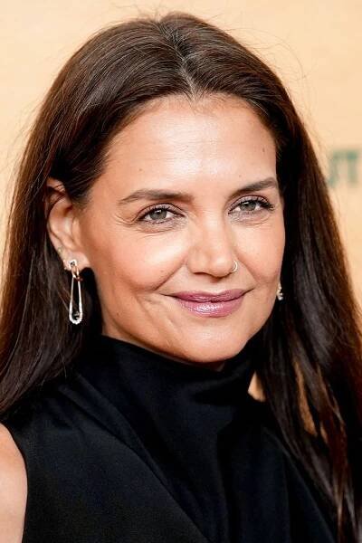 Katie Holmes Made Bow-Covered Ballet Flats Look Surprisingly Cool With Big Baggy Jeans
