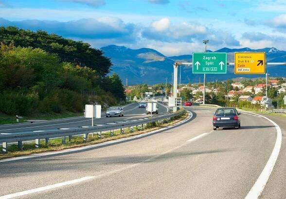 Rychleji autem do oblíbeného Chorvatska. Experti počítají, kolik času ušetří nové mýto