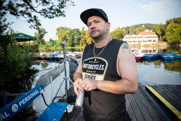 FOTO: Marek Taclík se v Bábovkách jmenuje Marek. S Janou Plodkovou tvoří ve filmu komickou dvojici. – stránka 6
