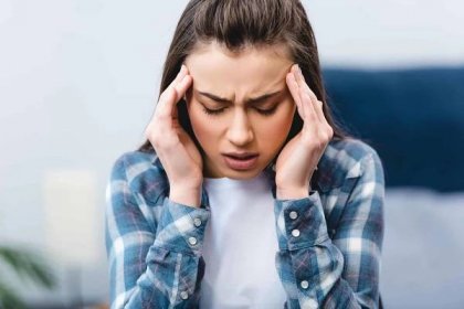 Nemocný mladá žena trpí bolestí hlavy doma — Stock obrázek