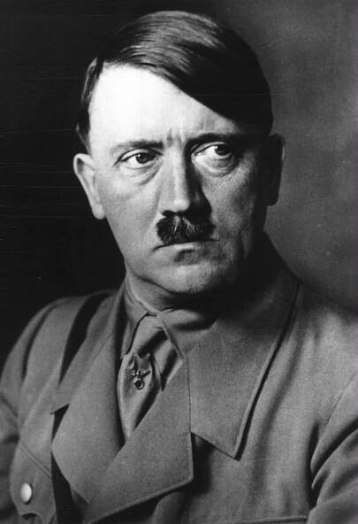 Opovrhoval lidmi se školami a byl samouk. Hitlerův „komplex génia“ nově odhalují dopisy jeho otce
