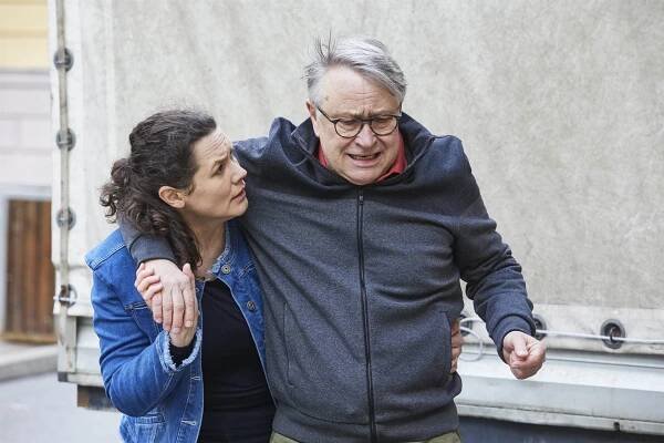 Ulice: Manželka ho vyhodí z bytu. Co Tonda Hložánek | KINOTIP2.cz