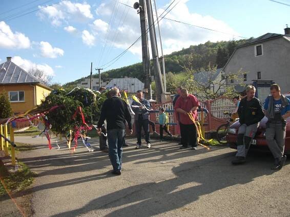 Stavanie mája 2016 – Obec Roškovce