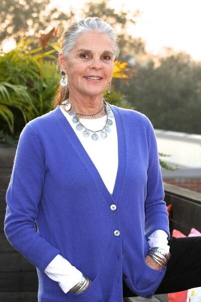 Ali MacGraw Talks Gifts at Ibu | Charlestongrit.com | Charleston, SC | Womens fashion pink, Older fashion, Ali macgraw