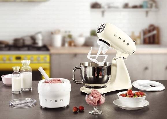 Stand Mixer in cream