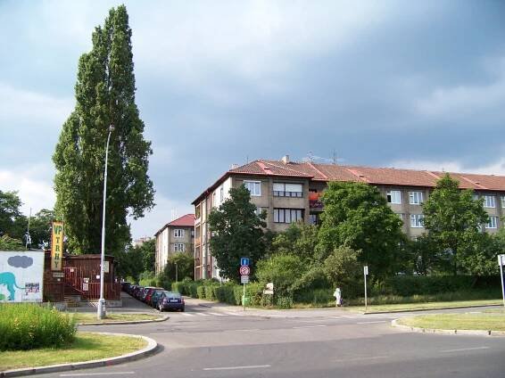 Soubor:Strašnice, Bečvářova, přes ulici V olšinách.jpg