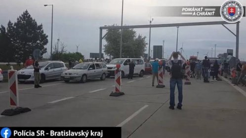 Nefungující chytrá karanténa způsobila chaos na slovensko-rakouské hranici, úřad ustoupil