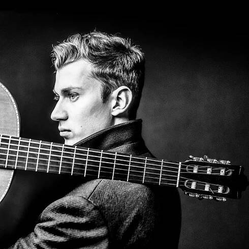 Thibaut Garcia 1 ©Warner Classics Erato / Marco Borggreve