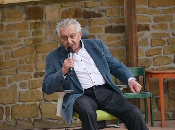 Pohádkový princ Josef Zíma zazpíval v Domově Barbora