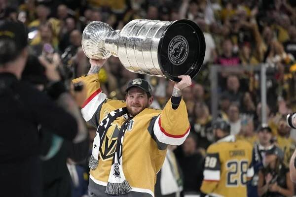 Jonathan Quick pomohl Vegas k letošnímu triumfu ve Stanley Cupu.