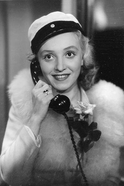 Tyttö astuu elämään (1943)
