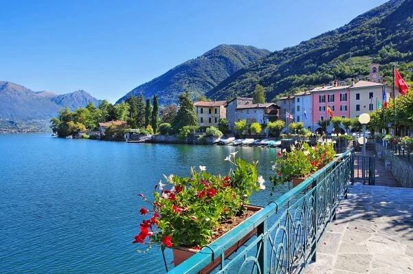 osteno malá vesnice na jezeře lugano, itálie - luganské jezero - stock snímky, obrázky a fotky
