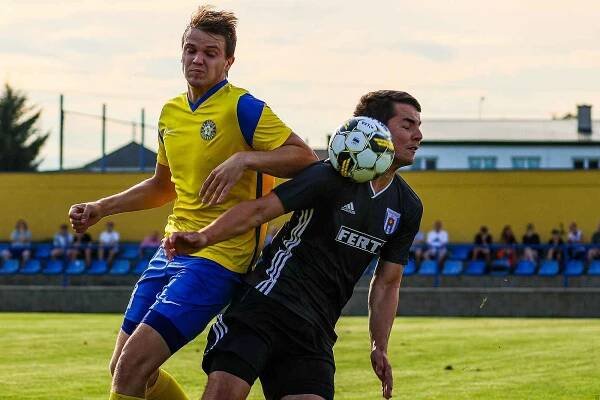 5. kolo FORTUNA divize A: SK SENCO Doubravka (na snímku fotbalisté ve žlutých dresech) - Spartak Soběslav 3:1.