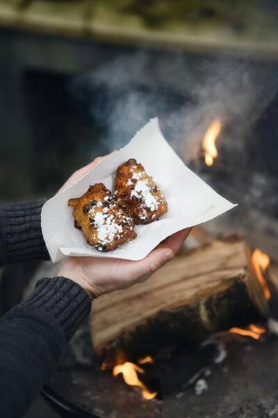 bezplatná Tradiční Holandský Oliebollen U Ohně Základová fotografie