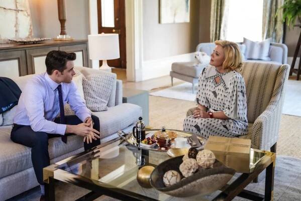 Nechutně bohatí - Pilot - Z filmu - Corey Cott, Kim Cattrall