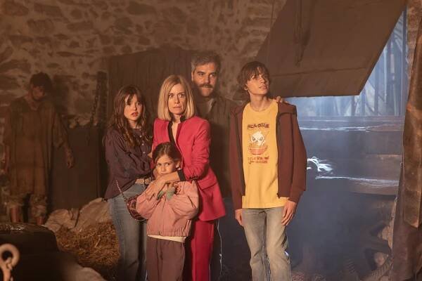 Ernesto Sevilla y Alexandra Jiménez viajan a la Edad Media en ‘Sin cobertura’ de Mar Olid