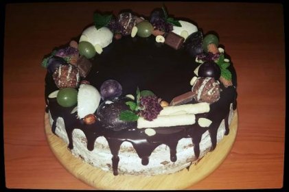 Stracciatella torta s čokoládovými ozdobami - Carujeme.cz
