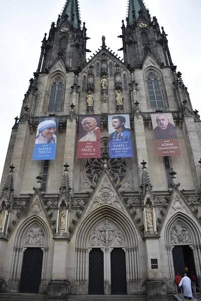Velká sláva v dómu, Olomouc přivítala ostatky císaře i papeže
