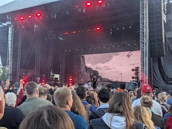 VIDEO: Bryan Adams uchvátil Hradec. Jeho hity s ním zpívalo deset tisíc lidí