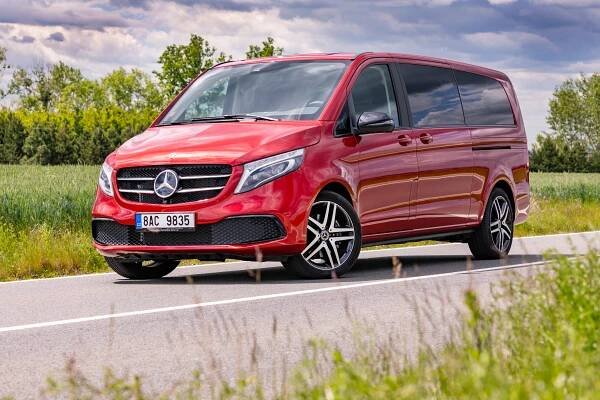 Nejlepší dodávka: Otestovali jsme nejdelší Mercedes třídy V. Už chápeme, proč se v něm vozí hvězdy